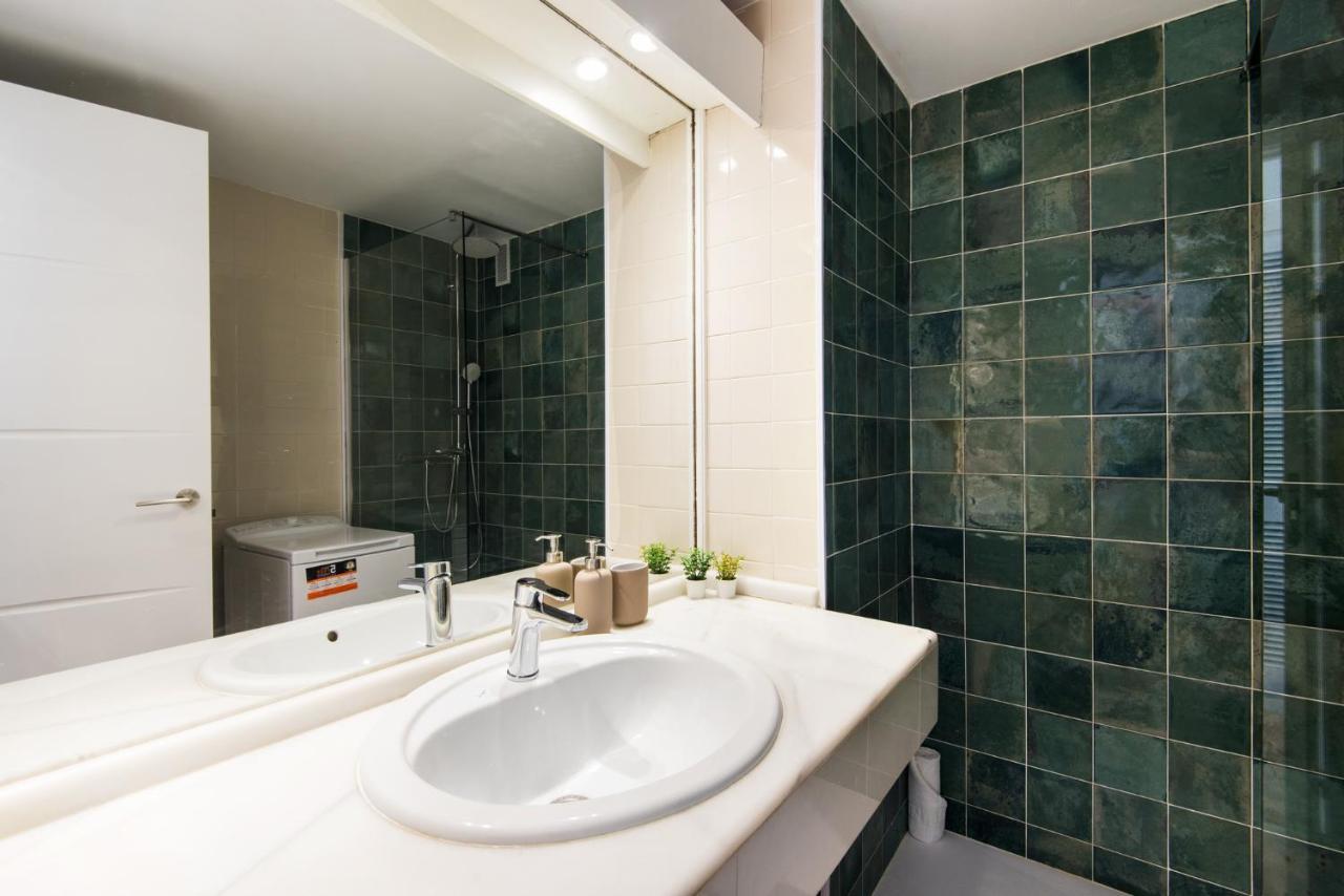 Aloha Puerto Private Apartment 1St Line Carihuela Beach Torremolinos Buitenkant foto
