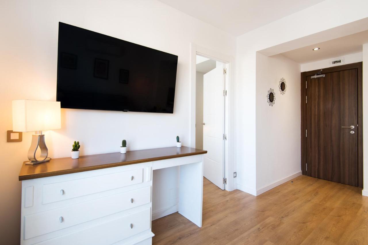 Aloha Puerto Private Apartment 1St Line Carihuela Beach Torremolinos Buitenkant foto